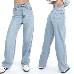 Levi’s High Loose Light Wash Wide Leg Jeans Size 31